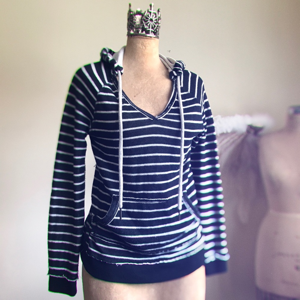 R O X Y | Black white hoodie sweatshirt.